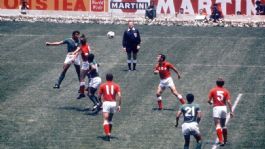 Foto que representa a México 1970, el primer Mundial donde se usaron las tarjetas amarillas y rojas