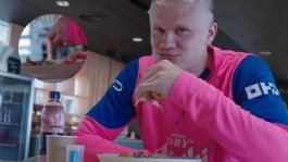 Foto que representa a ¡Haaland, hermano, ya eres mexicano! Captan al noruego comiendo tacos | VIDEO
