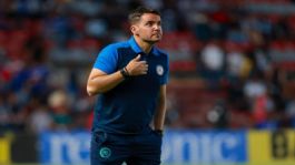 Foto que representa a ¿Vestidor roto en Cruz Azul? Nicolás Larcamón revela si los jugadores lo traicionaron