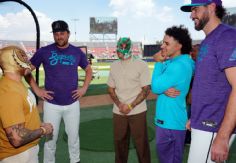Foto ilustrativa de nota ¡Del ring al diamante! Rey Mysterio y Rey Fénix lanzan la primera bola de Padres vs Dbacks