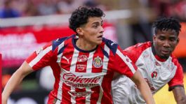 Foto que representa a ¡Con polémica! Chivas regala el liderato a Pumas tras empatar con Tijuana