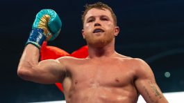 Foto que representa a Canelo Álvarez firma y regala guantes en apoyo a fan que lucha contra el cáncer