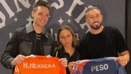 Foto que representa a Peso Pluma y Héctor Herrera sorprenden con encuentro e intercambio de jerseys