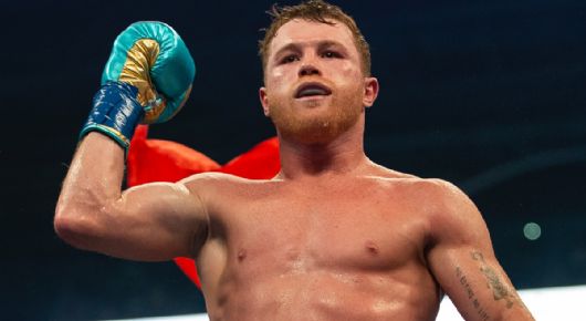 Canelo Álvarez firma y regala guantes en apoyo a fan que lucha contra el cáncer