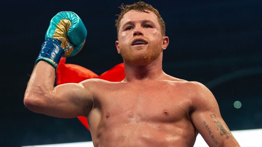 Canelo Álvarez firma y regala guantes en apoyo a fan que lucha contra el cáncer