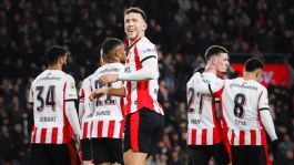 Foto que representa a PSV Eindhoven gana su tercera Eredivisie al hilo; ¿Cuántos títulos tiene en Países Bajos?