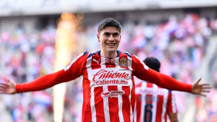 Chivas saca empate de último minuto a Pumas con polémico penal; Hormiga anotó doblete