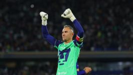 Foto que representa a Keylor Navas celebra el penal fallado de Henry Martín: “No iban a meter todos”