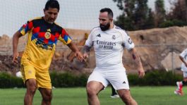 Foto que representa a Carín León juega "cascarita" con Cuauhtémoc Blanco y otras leyendas del futbol mexicano