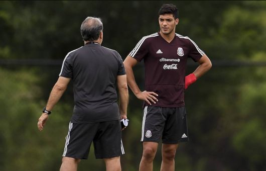 Raúl Jiménez revela que se rompió el vestidor con Tata Martino en Qatar 2022: "Era estricto"
