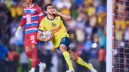 Foto que representa a Henry Martín lanza desgarrador mensaje tras fallar penalti ante Pumas:  "Duele muchísimo"