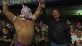 Foto que representa a ¡Sorpresa! J Balvin aparece en la función del CMLL en la Arena Coliseo | VIDEO