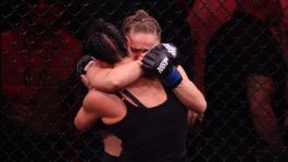 Foto que representa a Ronda Rousey rompe en llanto al someter a Gina Carano en 17 segundos