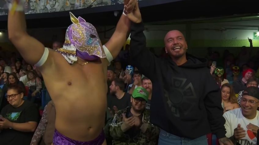 ¡Sorpresa! J Balvin aparece en la función del CMLL en la Arena Coliseo | VIDEO