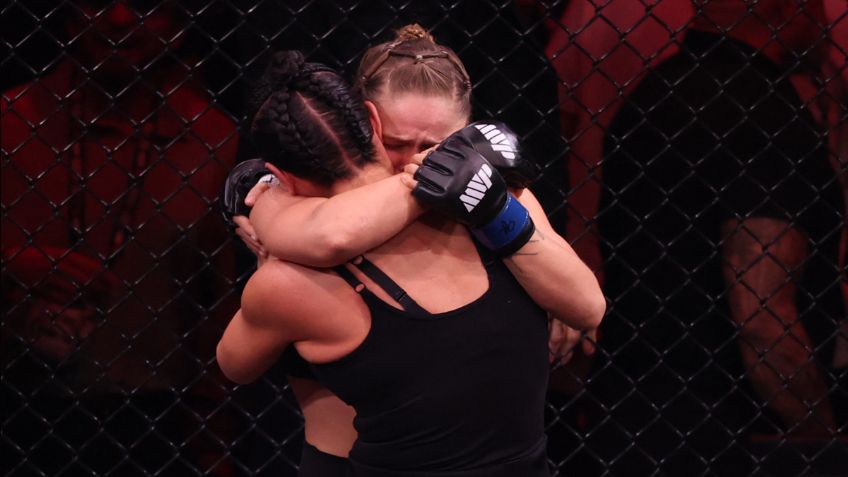 Ronda Rousey rompe en llanto al someter a Gina Carano en 17 segundos