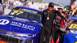 Foto que representa a Helio Meza da el triunfo a Alessandros Racing en la NASCAR de Puebla