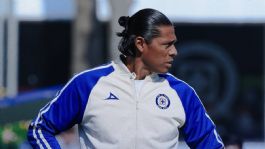 Foto que representa a Confirman la condición para que Joel Huiqui continúe como DT de Cruz Azul en el Apertura 2026