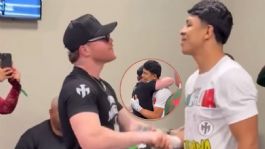 Foto que representa a Canelo Álvarez visita a Jaime Munguía en el vestidor previo a su pelea ante Toro Reséndiz