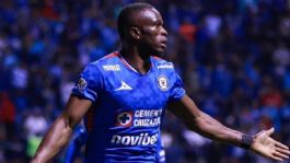 Foto que representa a Christian Ebere brilla con doblete en triunfo de Cruz Azul ante Atlas en la Ida de Cuartos