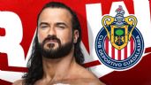 Foto ilustrativa de la nota titulada: ¿Le va a Chivas? Drew McIntyre, figura de la WWE, presume jersey del Guadalajara | FOTO