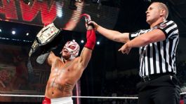 Foto que representa a Cuando Rey Mysterio ganó su primer campeonato en WWE y lo perdió dos horas después