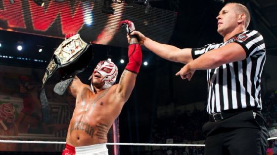 Cuando Rey Mysterio ganó su primer campeonato en WWE y lo perdió dos horas después