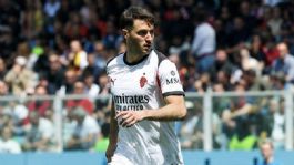 Foto que representa a Santiago Gimenez brilla con asistencia de lujo en la derrota del Milan ante Cagliari | VIDEO