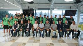 Foto que representa a Leyendas de México 86 visitan a seleccionados para motivarlos rumbo al Mundial 2026