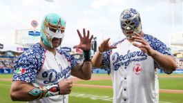 Foto que representa a ¡Del CMLL a la MLB! Máscara Dorada y Xelhua, invitados especiales de los Dodgers