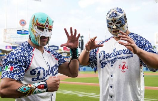 ¡Del CMLL a la MLB! Máscara Dorada y Xelhua, invitados especiales de los Dodgers