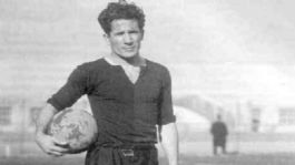 Foto que representa a La historia del Chaquetas Rosas y cómo fue el primer jugador en anotar un penal en un Mundial