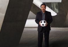 Foto ilustrativa de nota ¿Hugo Sánchez regresa al banquillo? Así fue su última etapa como DT en la Liga MX