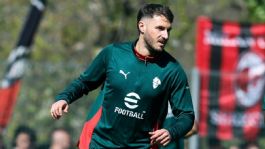 Foto que representa a Santiago Giménez, en la mira del mercado: Milan lo pondría como transferible por necesidad económica