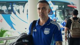 Foto que representa a Vicente Sánchez tiene al Emelec en zona de descenso; exdirectivo explota contra el DT