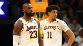 Foto que representa a Playoffs NBA 2026: LeBron James y Lakers contra la lona tras caer en el Juego 3 ante Thunder