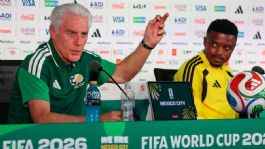 Foto que representa a Hugo Broos, DT de Sudáfrica, calienta el partido ante México: 'La afición no juega'