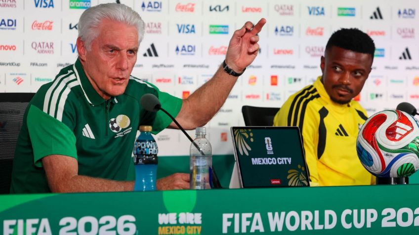 Hugo Broos, DT de Sudáfrica, calienta el partido ante México: 'La afición no juega'