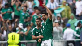Foto que representa a Raúl Jiménez rompe en llanto al marcar su primer gol en Mundiales con México