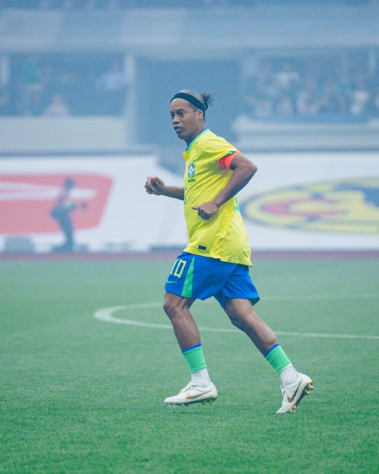 X: @10Ronaldinho