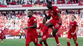 Foto que representa a ¡Histórico! Con gol de Cyle Larin, Canadá logra su primer punto en un Mundial