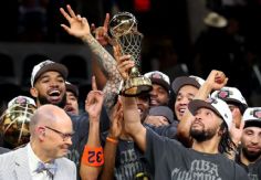 Foto ilustrativa de nota Festejo por los Knicks deja más de 60 detenidos y la presencia de Batman en NY | VIDEO