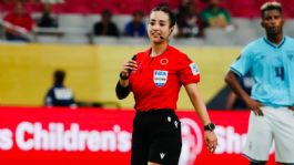 Foto que representa a Mundial 2026: ¿Qué era el líquido con el que Katia Itzel auxilió al árbitro Felix Zwayer?