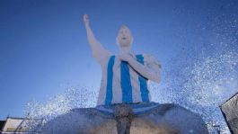 Foto que representa a Mundial 2026: Argentina levanta un Messi de 26 metros de altura para pedirle milagros