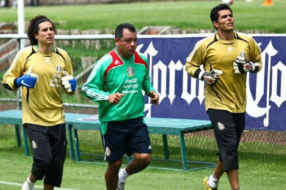 Foto de: ¿Qué pasó entre Guillermo Ochoa y Oswaldo Sánchez? La polémica razón de su 'enemistad'