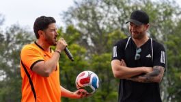 Foto que representa a ¿Es el adiós? Gignac olvida a Tigres con 'cascarita' al lado de Samuel García