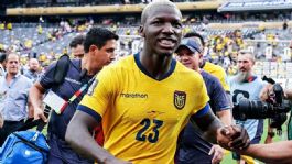 Foto que representa a Moisés Caicedo vive un tierno momento con sus padres tras hazaña de Ecuador vs Alemania
