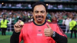 Foto que representa a Hugo Sánchez presume el homenaje que le hizo FIFA en el México vs Chequia