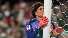 Foto que representa a Pequeño fan de Guillermo Ochoa llora desconsolado por su 'despedida' con México