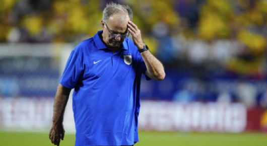 Tensión en Uruguay: Jugadores habrían confrontado a Bielsa a horas del juego ante España