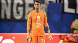 Foto que representa a Diego Forlán respalda a Fernando Muslera; confiesa que jugó enfermo el Uruguay vs España